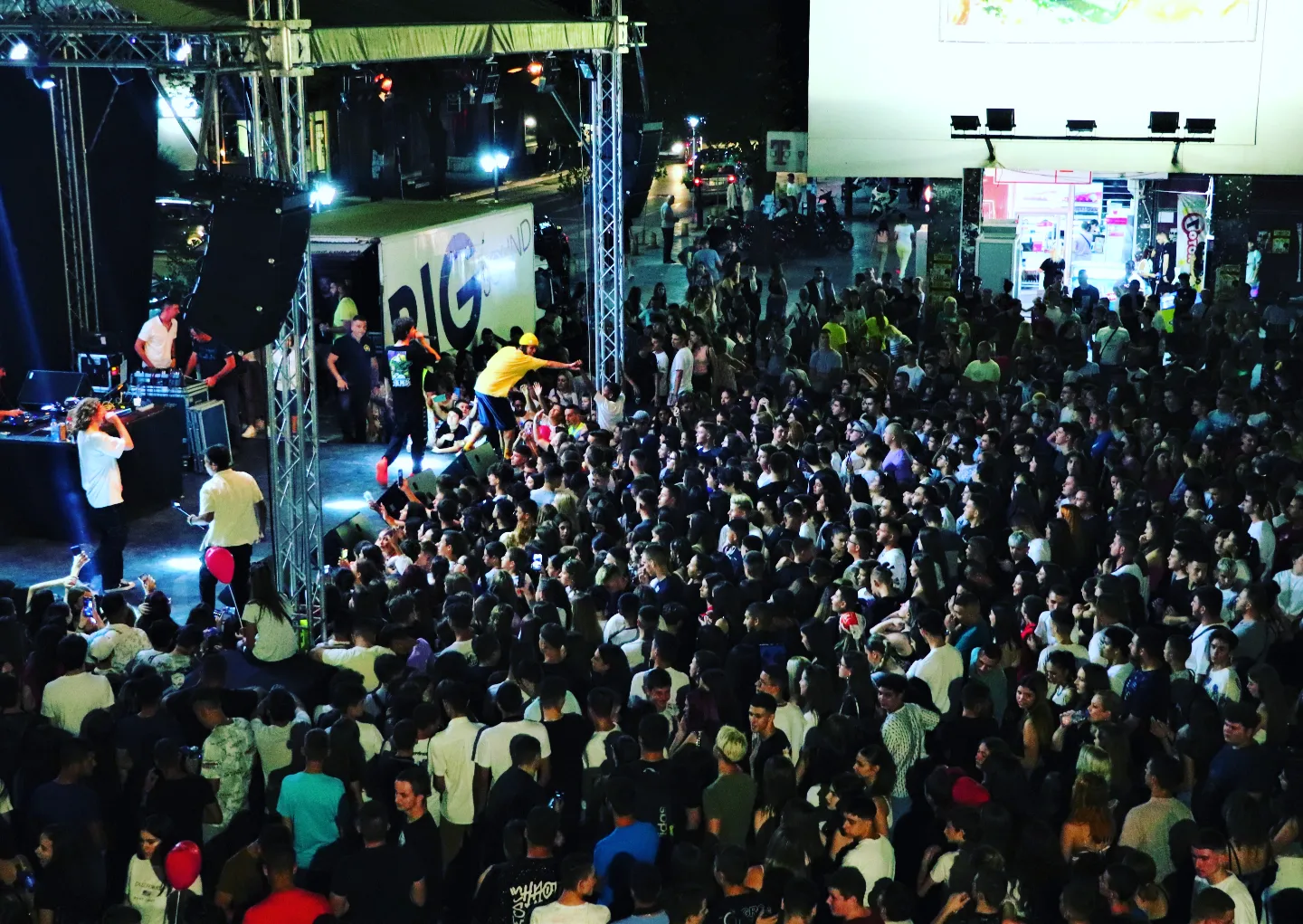 Crowd at a David Black live performance